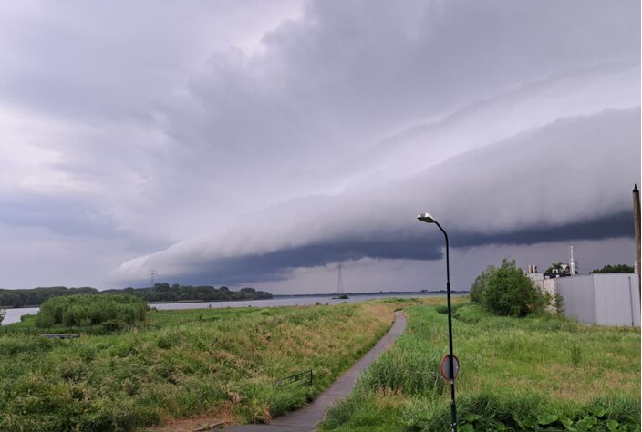 Foto gemaakt door Maria Duijst-Huijgen - Bunschoten-Spakenburg - Shelf cloud boven het randmeer bij Bunschoten-Spakenburg