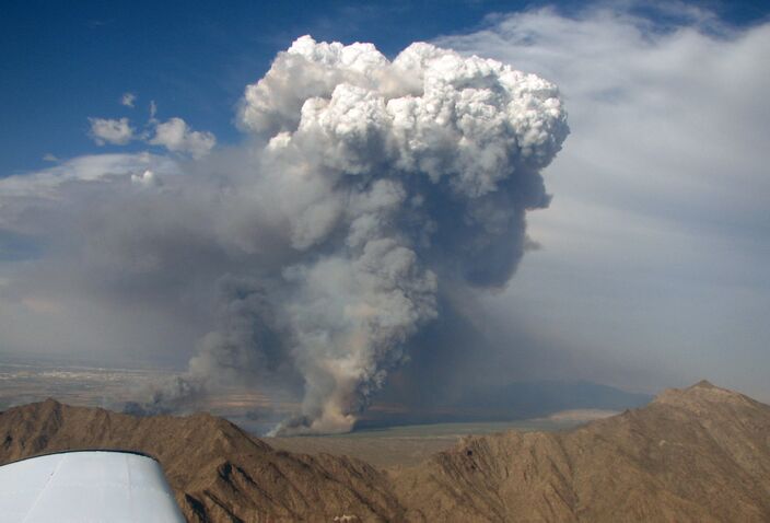 Foto gemaakt door Wikipedia - Een bosbrand in Arizona brengt met zijn hitte de vorming van een grote wolk teweeg. 