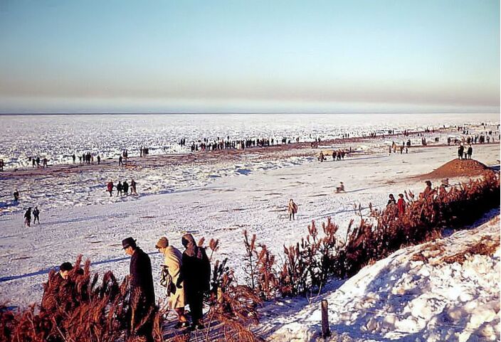 Foto gemaakt door Olav ten Broek (via Wikipedia) - Zandvoort - In de winter van 1963 was de Noordzee tot enkele kilometers van het Nederlandse strand bevroren. Veel mensen kwamen er naar kijken. 