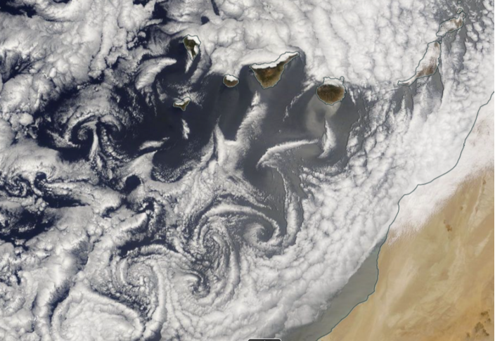 Foto gemaakt door NASA Worldview - Von Kármán wervelingen bij de Canarische Eilanden op 28 mei 2025.