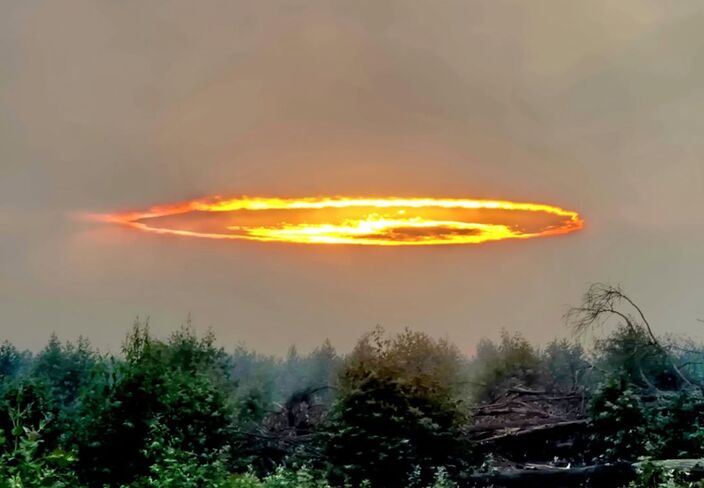 Foto gemaakt door Wayne Hall - Dit pilotengat in Australië viel samen met zonsondergang, waardoor de lucht bijzonder werd verlicht. Foto gemaakt door Wayne Hall - Dit pilotengat in Australië viel samen met zonsondergang, waardoor de lucht bijzonder werd verlicht.