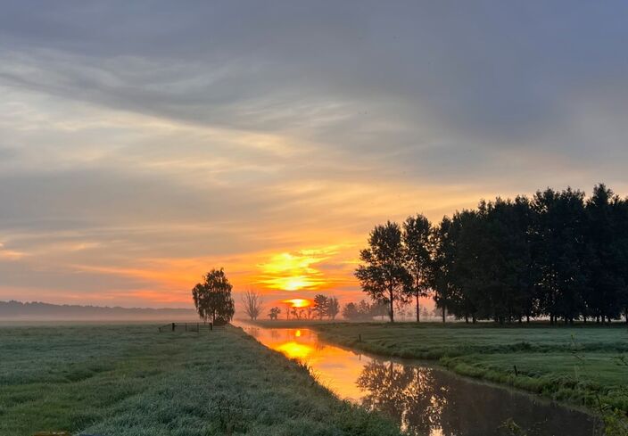 Foto gemaakt door John Oomen - West Betuwe - Een prachtige zonsopkomst is de voorbode van een serie prachtige, zeer warme septemberdagen. Hoe warm kan het in september worden?