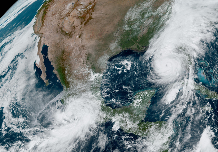 De orkaansystemen Helene en John bevinden zich gelijktijdig in de buurt van elkaar, gescheiden door Midden-Amerika.  © NOAA Satellites