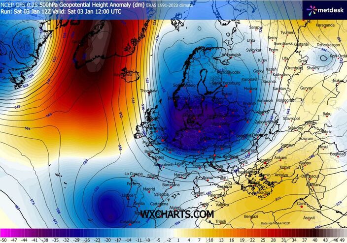 Blokkerende hogedruk bij Groenland en een sterk lagedrukgebied bij Scandinavië en werkten samen voor koud winterweer in heel Europa