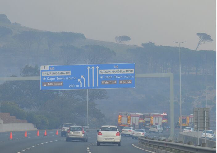 Foto gemaakt door Wikipedia - Kaapstad - Een snelweg bij de Tafelberg ligt in de rook van de natuurbrand. 