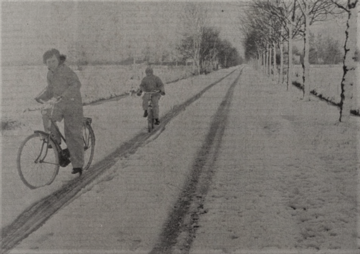 Foto gemaakt door Leeuwarder Courant - Gorredijk - Nederland werd vandaag 43 jaar geleden op 2 mei 1979 door een unieke en late winterinval getroffen. Op veel plaatsen sneeuwde het en werd het een tijde wit, zoals hier in de buurt van Gorredijk.