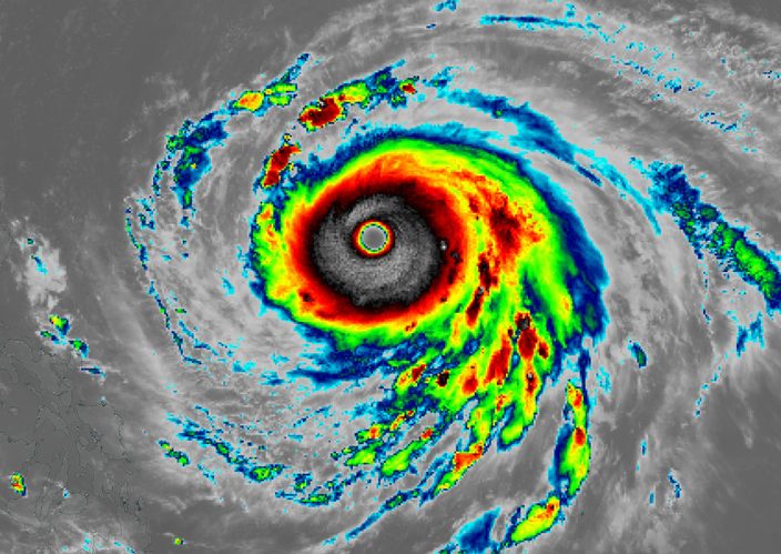 Tyfoon Champi gezien door de Himawari-9 satelliet op 20 oktober. De kleuren staan voor de temperatuur van de wolkentoppen; hoe kouder (grijs/rood), hoe hoger de wolk. Gemaakt met NASA Worldview Tyfoon Champi gezien door de Himawari-9 satelliet op 20 oktober. De kleuren staan voor de temperatuur van de wolkentoppen; hoe kouder (grijs/rood), hoe hoger de wolk. Gemaakt met NASA Worldview