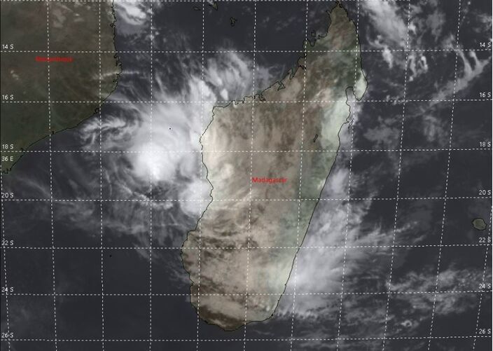 Foto gemaakt door Joint Tyfoon Warning Center - Madagaskar - Tropische storm Chalane tussen Madagaskar en Mozambique in