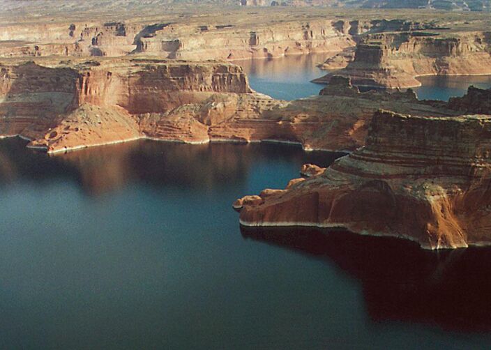 Foto gemaakt door Dave Jenk - Arizona - Het op een  na grootste stuwmeer van de VS - Lake Powell -  heeft, door extreme droogte, zijn laagste waterniveau ooit bereikt. En blijft de komende tijd verder dalen. 