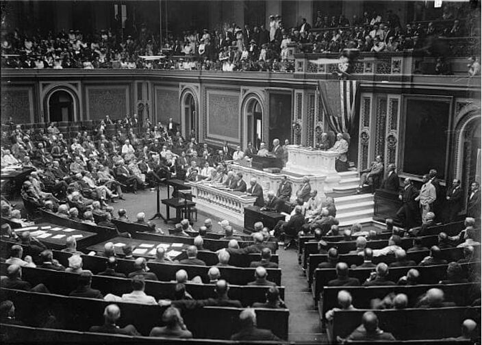 Foto gemaakt door Harris & Ewing - Washington - Het Amerikaanse congres verklaart Duitsland in april 1917 de oorlog. President Woodrow Wilson spreekt het parlement hier toe.