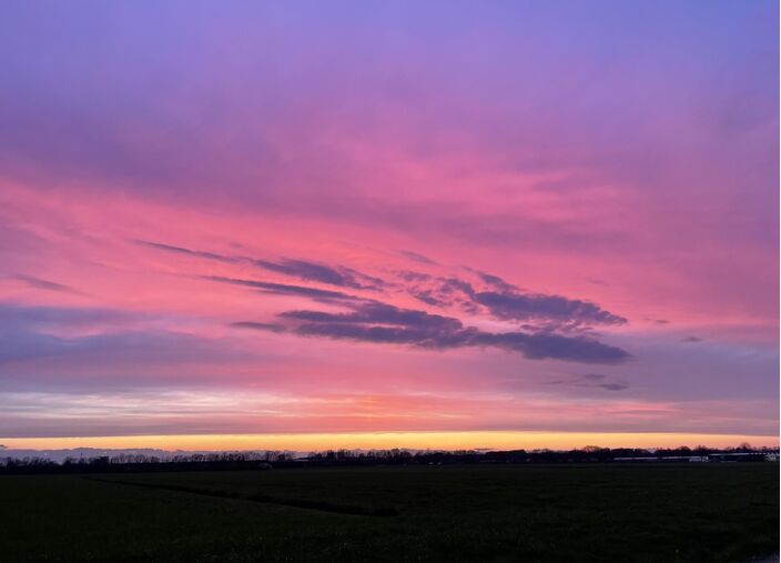 Foto gemaakt door Eva Sandelowsky - Apeldoorn - Saharastof in de lucht veroorzaakte op 27 maart een prachtige zonsondergang.