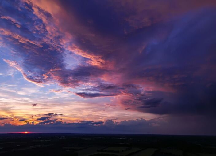 Foto gemaakt door Gertjan Legemaat - Utrechtse Heuvelrug - Onweerwolken lossen op tijdens de zonsondergang