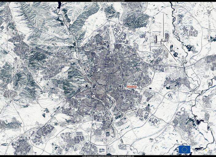 Foto gemaakt door satelliet Copernicus - Madrid - Het sneeuwdek rond Madrid vanuit de lucht