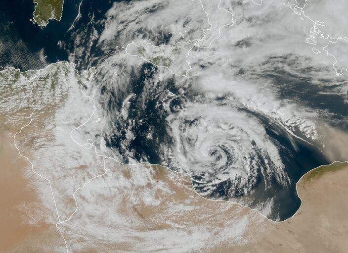 Foto gemaakt door EUMETSAT - Satellietbeeld van medicane Jolina. Een paar uur later vormde de storm een duidelijk oog in de kern. Foto gemaakt door EUMETSAT - Satellietbeeld van medicane Jolina. Een paar uur later vormde de storm een duidelijk oog in de kern.