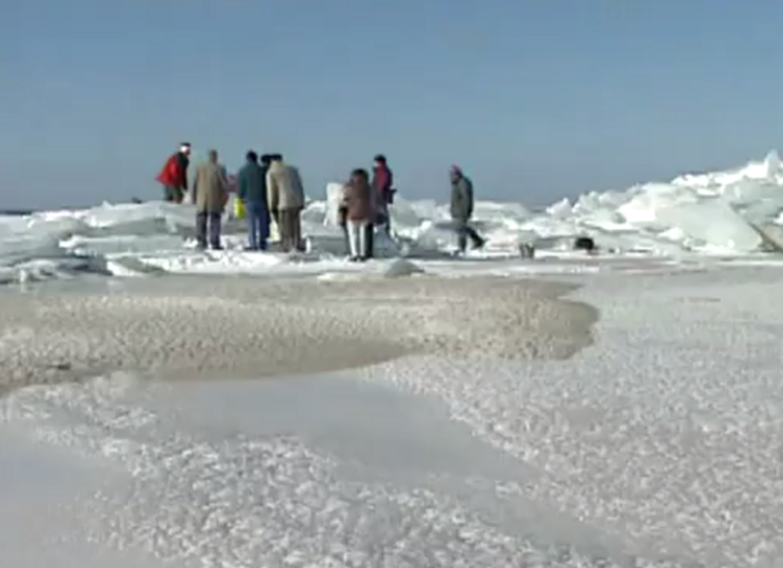 Foto gemaakt door Still uit video - Makkum - Op het ijs van het IJsselmeer bij Makkum. Het kon in de winter van 1996.
