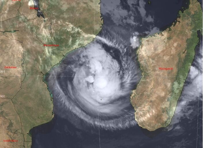 Foto gemaakt door Joint Tyfoon Warning Center - Straat van Mozambique - Tropische cycloon Freddy precies boven de Straat van Mozambique