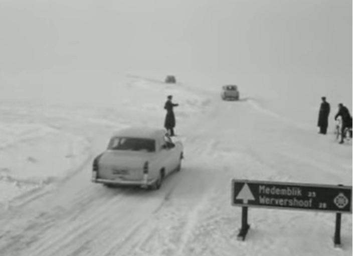 Foto gemaakt door Polygoonjournaal - IJsselmeer - Een still uit een video van het Polygoonjournaal (in het verhaal) over een van de toertochten in de winter van 1963 over het IJsselmeer. 