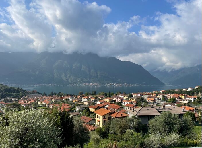 Foto gemaakt door Henk Bakker - Menaggio - Uitzicht vanuit Menaggio op het Comomeer. 