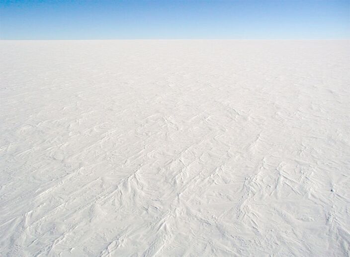Foto gemaakt door Stephen Hudson - Dome Concordia - Het ijsplateau in de buurt van het op 3230 meter hoogte gelegen onderzoeksstation Dome Concordia op de zuidpool.