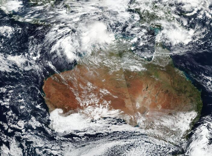 Foto gemaakt door NASA - Australië - De wolken ten noord(west)en van de Australische kust zijn onderdeel van het tropische lagedrukgebied dat later kan uitgroeien tot een zware cycloon