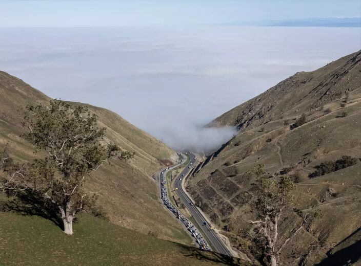 Foto gemaakt door Myung J. Chun/Los Angeles Times - De Tule fog bedekt de snelweg 5 richting Grapevine Foto gemaakt door Myung J. Chun/Los Angeles Times - De Tule fog bedekt de snelweg 5 richting Grapevine
