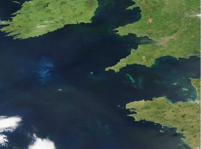 Foto gemaakt door MODIS Land Rapid Response Team, NASA GSFC - Het fytoplankton in de oceaan ten zuiden van Ierland kleurt blauw. 