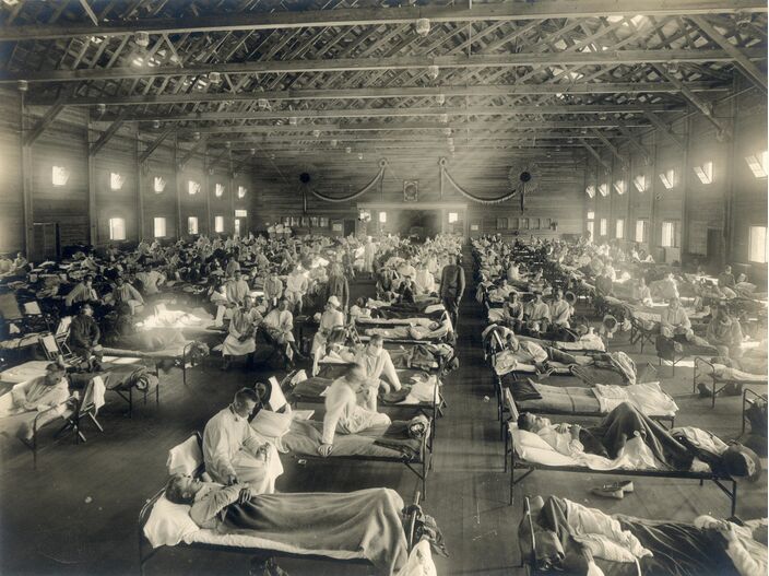 Foto gemaakt door National Museum of Health - Washington - Slachtoffers van de Spaanse Griep liggen in 1918 in een militair ziekenhuis in Kansas (VS). 