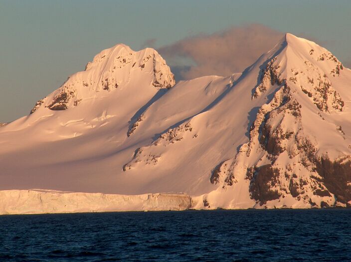 Foto gemaakt door Lyubomir Ivanov - Antarctica - De 'hittegolf' van maart op de Zuidpool heeft, behalve ongekend hoge temperaturen, ook bizar veel sneeuw opgeleverd, zo blijkt uit metingen van NASA.