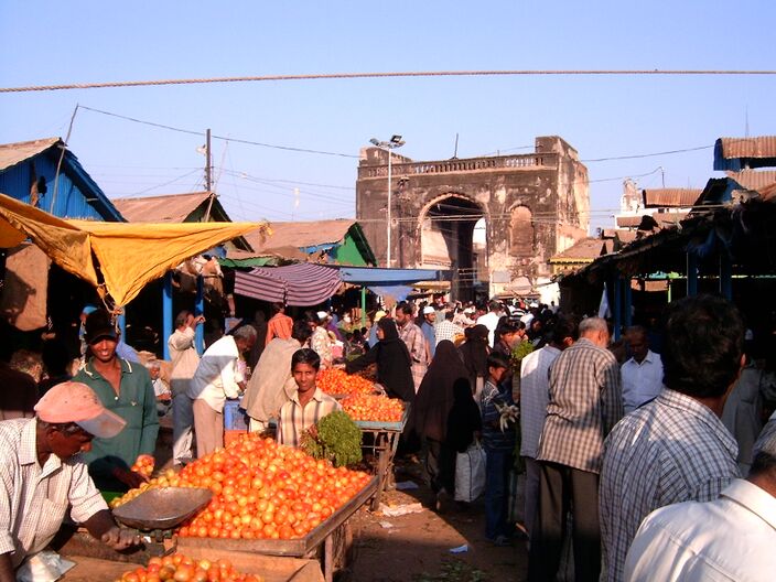 Foto gemaakt door Wikipedia - Hyderabad - Grote delen van India en Pakistan worden - vroeger dan anders - door extreme hitte getroffen. Hier en daar kan het 50 graden worden. Pas in juni volgt verlichting.