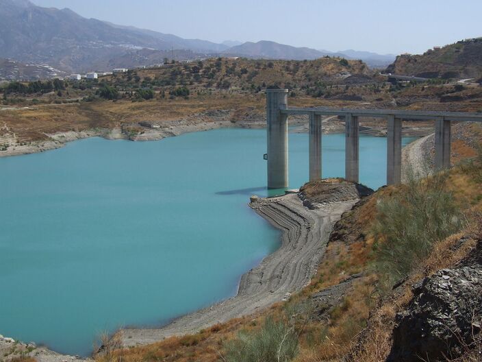 Foto gemaakt door Wikipedia - La Vinuela - Het stuwmeer La Vinuela ten oosten van Málaga. Het staat bijna leeg. 