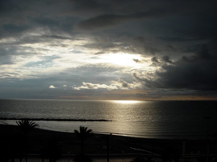 Foto gemaakt door Delarioja via Pixabay - Donkere wolken pakken zich samen boven de Middellandse Zee bij Spanje. Foto gemaakt door Delarioja via Pixabay - Donkere wolken pakken zich samen boven de Middellandse Zee bij Spanje.