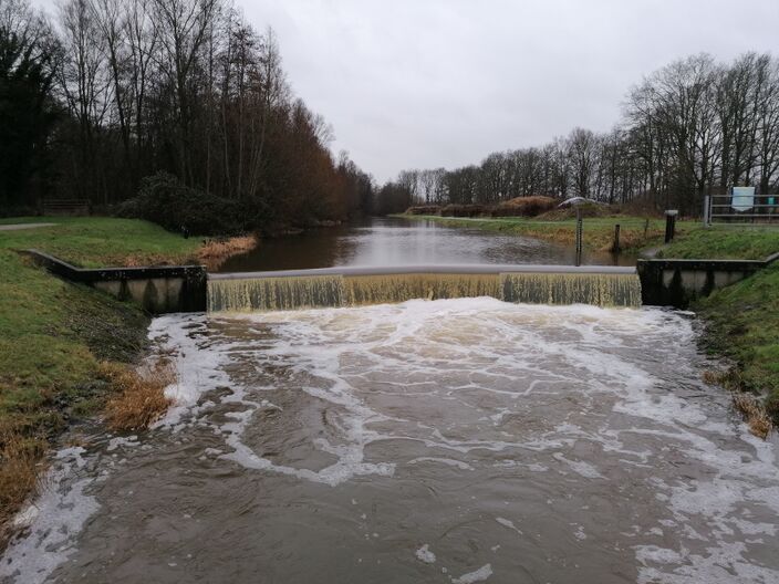 Foto gemaakt door Hendrik Wiggers  - Woold - Het neerslagtekort van afgelopen zomer, dat eind september in de Achterhoek nog 300 mm bedroeg, is nu overal helemaal opgelost. Eindelijk staan beken vol en kan de grondwaterspiegel weer stijgen.