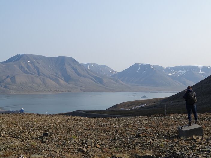 Foto gemaakt door Daan van den Broek - Spitsbergen - Op deze foto, genomen op 13 augustus 2018, is rechts bovenin het gebroken champagneglas te zien. 