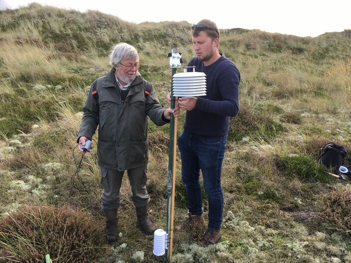 Foto gemaakt door Pieter Bliek - Terschelling - Jaap de Jong van Staatsbosbeheer en vrieskoujager Karel Holvoet bij de opstelling op de Boschplaat op Terschelling. 