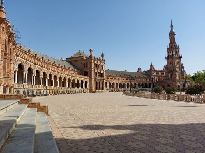 Foto gemaakt door Jelmer van der Graaff - Sevilla - De Plaza España in Sevilla. Normaal een toeristische attractie van formaat. In de hitte van dit moment zie je er bijna niemand. 