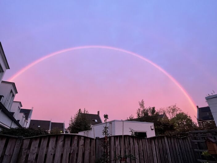 Foto gemaakt door Julia Joosten - Helmond - De ochtend van 3 oktober startte met een regenboog bij zonsopkomst, die door meerdere lezers werd waargenomen.
