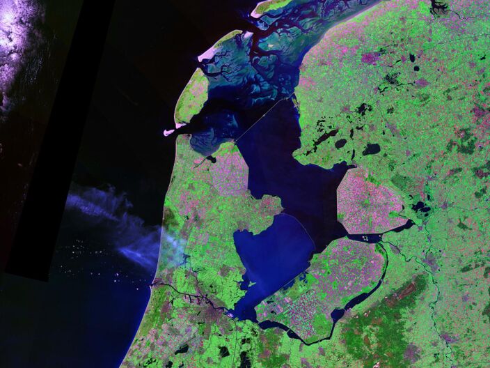 Foto gemaakt door NASA - IJsselmeer - Rijkswaterstaat laat het waterpeil in het IJsselmeer en het Markermeer deze zomer 5 centimeter hoger staan dan in andere jaren. 