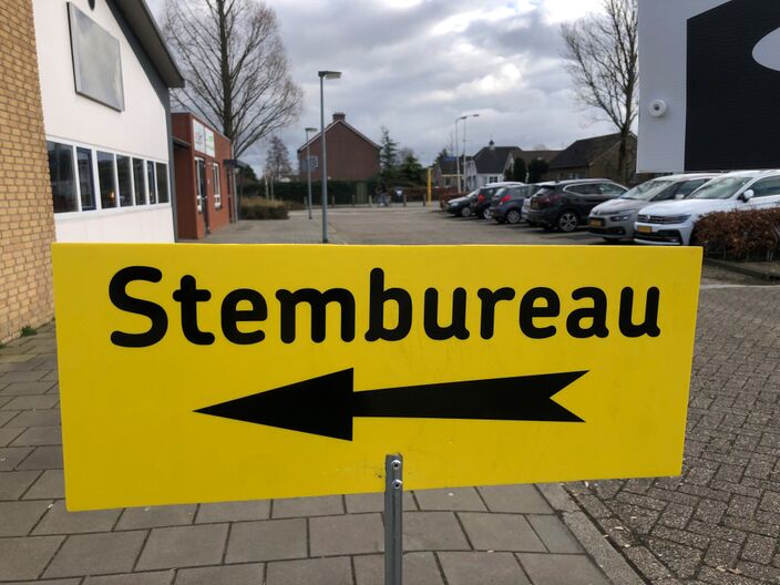 Foto gemaakt door Jolanda Bakker - Zevenhuizen - Donkere luchten boven het stembureau? Maakt niks uit!