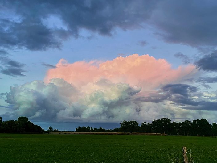Foto gemaakt door Eva Sandelowsky - Apeldoorn - Deze snelgroeiende wolk werd aan de bovenkant nog net belicht door de ondergaande zon