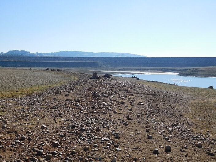 Foto gemaakt door Vince Migliore - Folsom Laka - Het Folsom Lake stuwmeer in Californië tijdens de droogte van 2015.