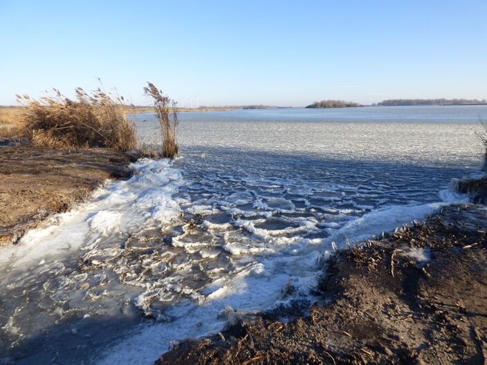 Foto gemaakt door Chris Meeuwis - Eemnes - Eind december was zelfs een deel van het Eemmeer bevroren.