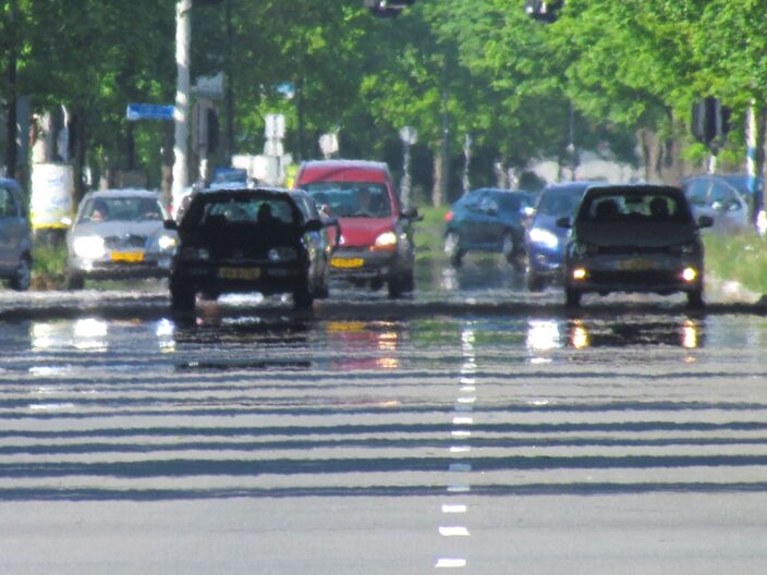 Deze foto laat de illusie van water op de weg in de verte goed zien. Deze foto laat de illusie van water op de weg in de verte goed zien.