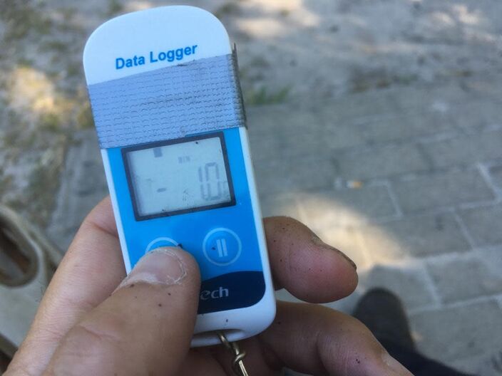 Foto gemaakt door Pieter Bliek - Bergen aan Zee - Vrieskoujagers Pieter Bliek en Karel Holvoet hebben een nóg koudere duinpan gevonden. Het vroor zondagochtend 7 augustus op 10 centimeter hoogte 0,7 graden.  