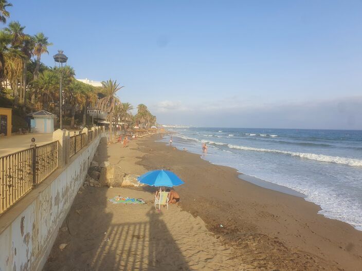 Foto gemaakt door Reinout van den Born - Marbella - De stranden in Spanje, die van grote economische betekenis zijn, verdwijnen steeds meer in zee. Een reactie op de gebeurtenissen laat intussen op zich wachten. 