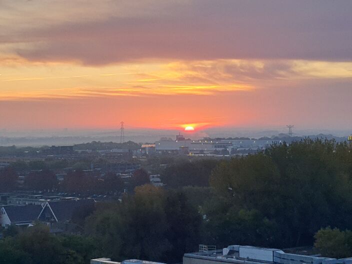 Foto gemaakt door Geurt van Roekel - Woerden - We zitten middenin een periode met ongewoon warm weer en die lijkt wel even aan te houden. Vanaf halverwege november tekent zich een mogelijke omslag af.