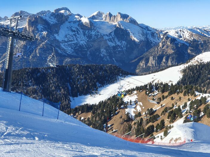 Foto gemaakt door Reinout van den Born - Wolkenstein - Sneeuw op de schaduwplekken, bruin in de zon. Het is een beeld wat je in de Italiaanse Dolomieten op dit moment op veel plaatsen tegenkomt. De pistes zijn wel allemaal open. 