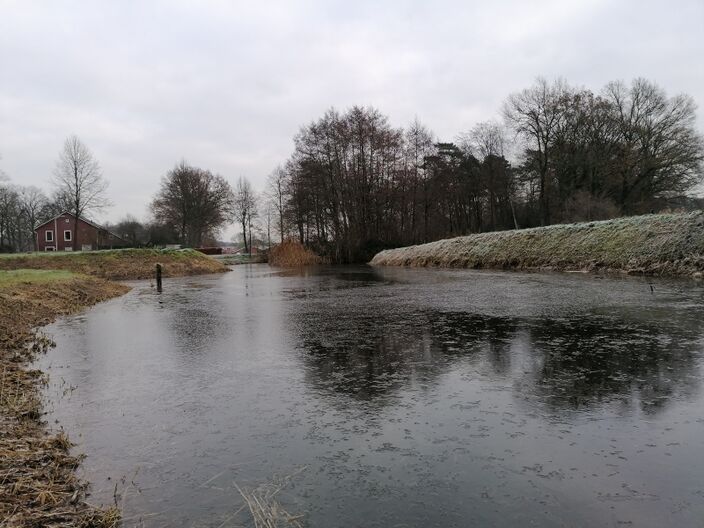 Foto gemaakt door Henk Wiggers  - Miste - In het Achterhoekse Miste lag afgelopen dagen nog een laagje ijs op het water, voorlopig is dit verleden tijd