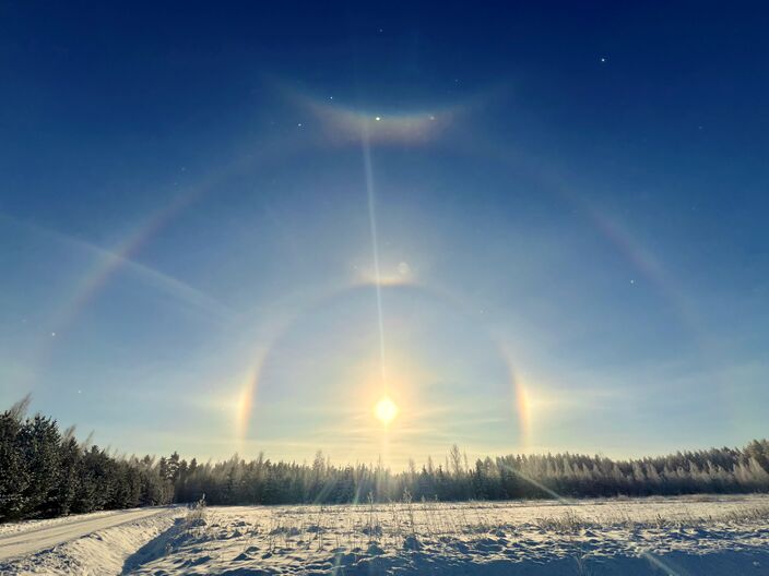 Foto gemaakt door Iona Vonk-Orbinski - Juva (Finland) - In de koude winters kunnen ijskristallen in de lucht zorgen voor optische verschijnselen rond de zon