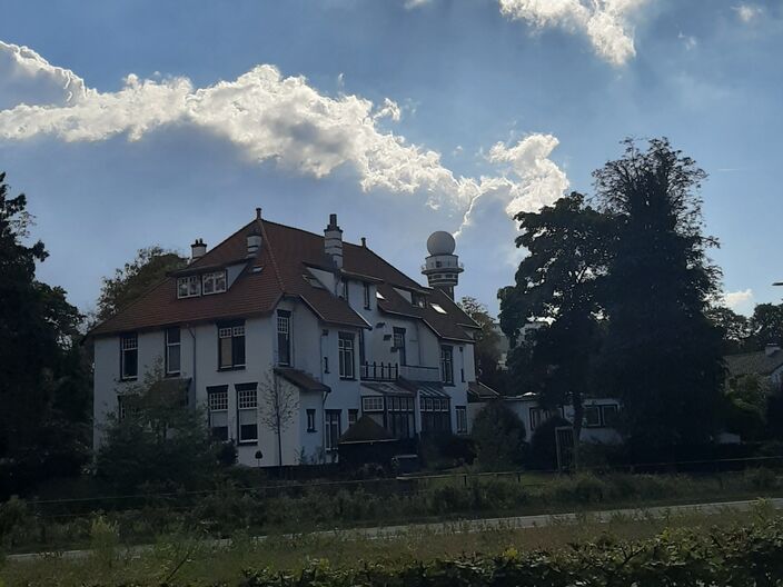 Foto gemaakt door Nathalie Prins - De Bilt - De radar bij het KNMI in De Bilt. Vanwege hoge gebouwen in Utrecht is deze radar niet meer in gebruik en is de apparatuur verplaatst naar Herwijnen. De karakteristieke bol is nog steeds zichtbaar. Foto gemaakt door Nathalie Prins - De Bilt - De radar bij het KNMI in De Bilt. Vanwege hoge gebouwen in Utrecht is deze radar niet meer in gebruik en is de apparatuur verplaatst naar Herwijnen. De karakteristieke bol is nog steeds zichtbaar.