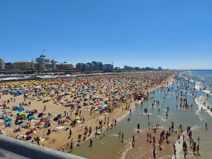 Foto gemaakt door Wende van Kersbergen - Scheveningen  - Op de stranden kan komende week verkoeling worden gezocht. 